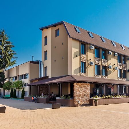 Ymy Hotels Targu Jiu Bagian luar foto