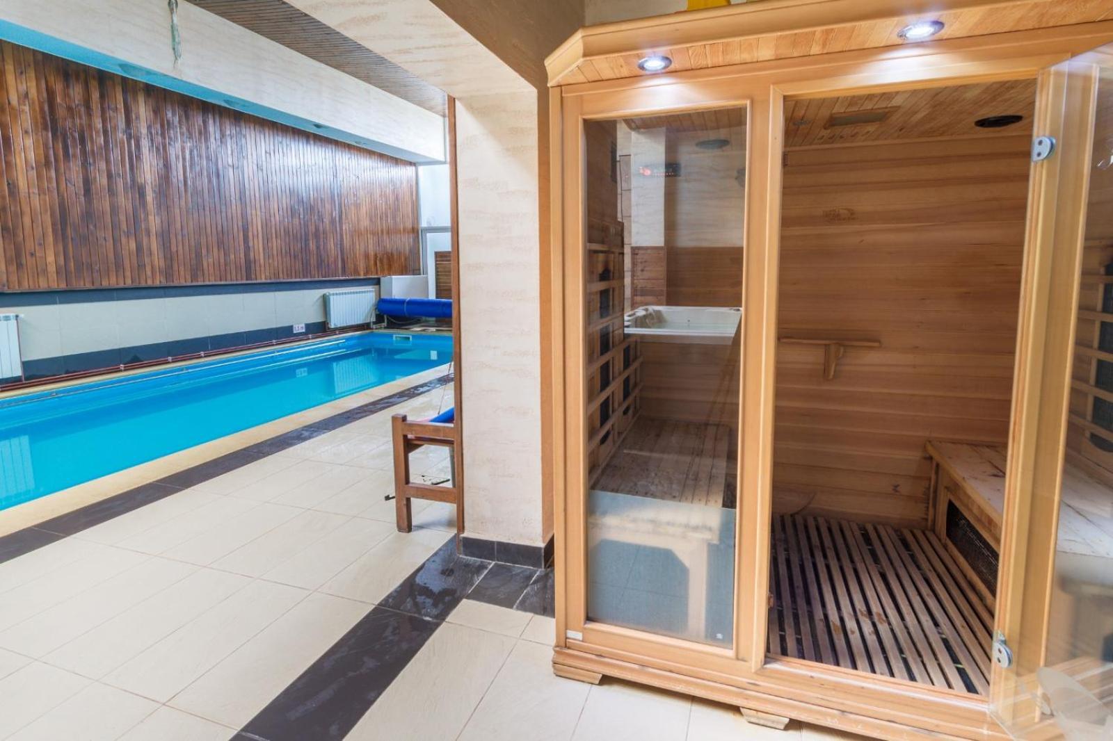 Ymy Hotels Targu Jiu Bagian luar foto