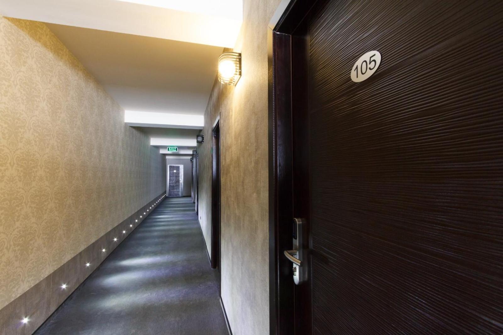 Ymy Hotels Targu Jiu Bagian luar foto