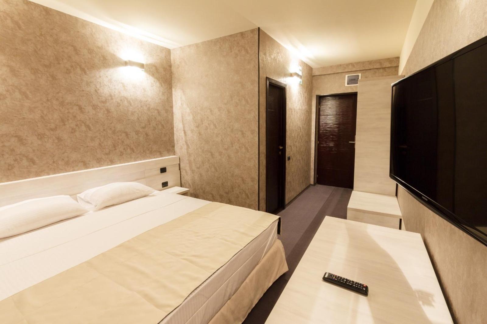 Ymy Hotels Targu Jiu Bagian luar foto