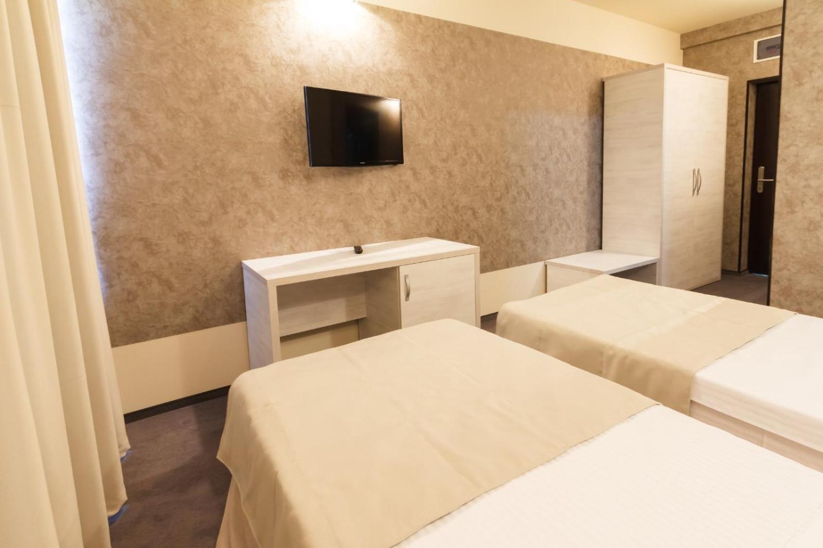 Ymy Hotels Targu Jiu Bagian luar foto
