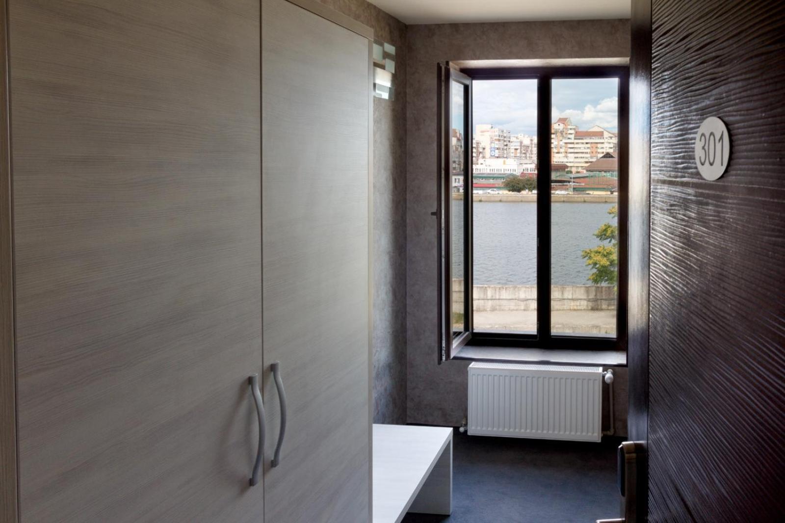 Ymy Hotels Targu Jiu Bagian luar foto