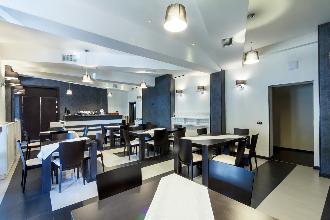Ymy Hotels Targu Jiu Bagian luar foto
