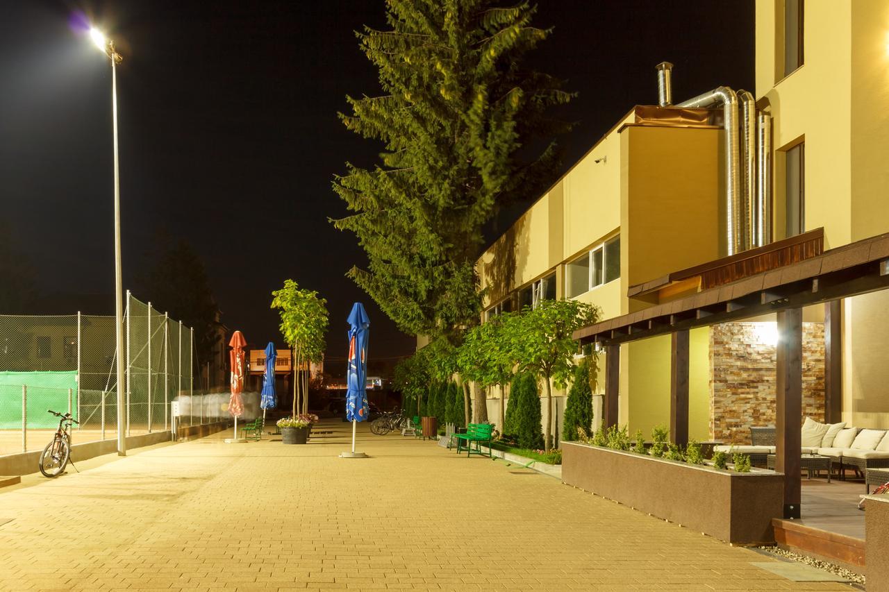 Ymy Hotels Targu Jiu Bagian luar foto