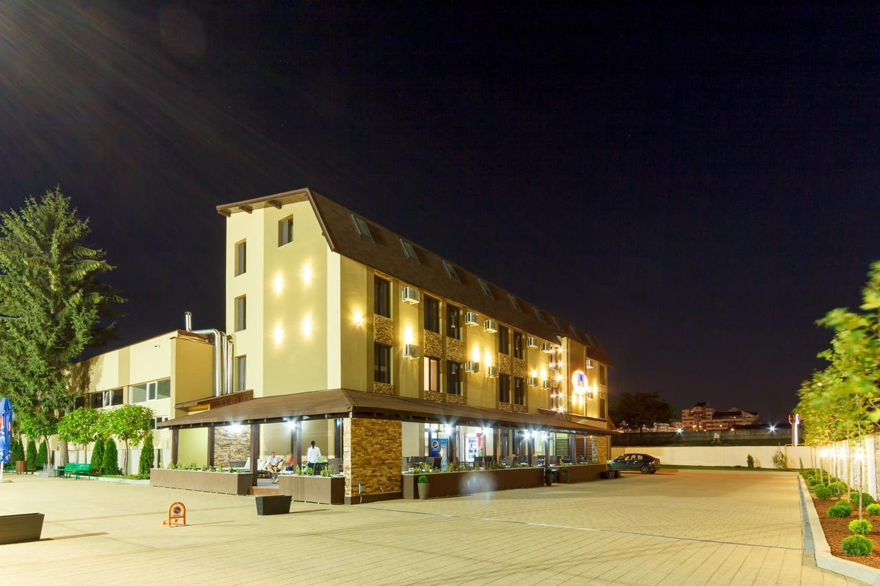 Ymy Hotels Targu Jiu Bagian luar foto
