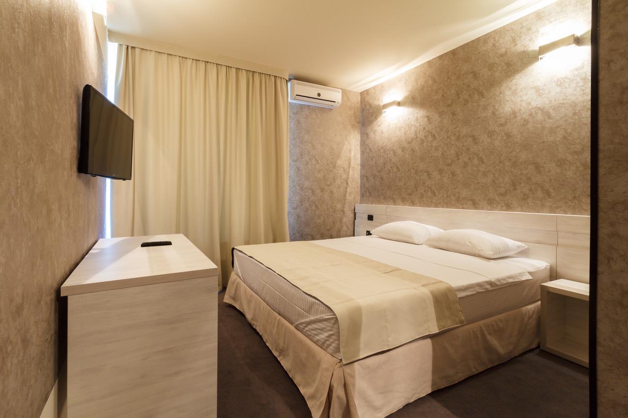 Ymy Hotels Targu Jiu Bagian luar foto