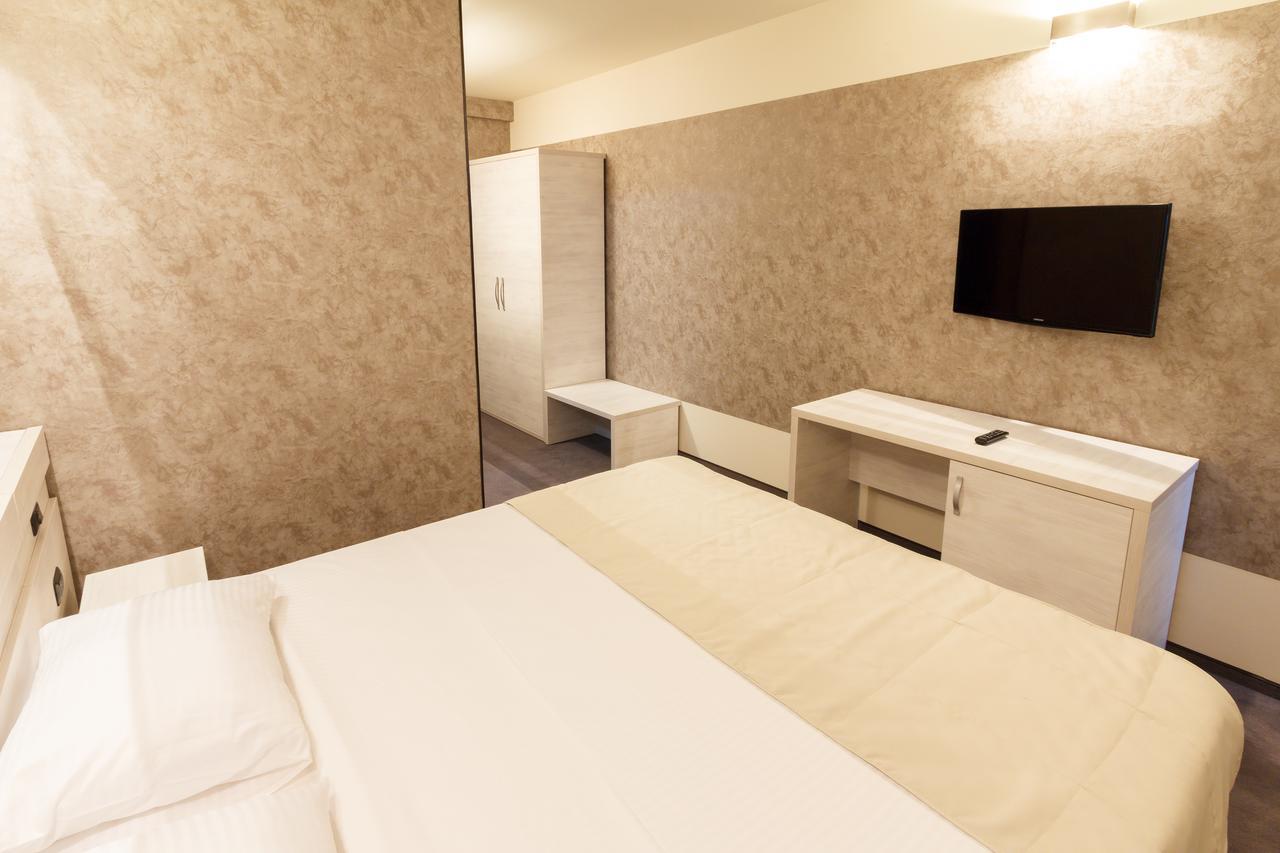 Ymy Hotels Targu Jiu Bagian luar foto