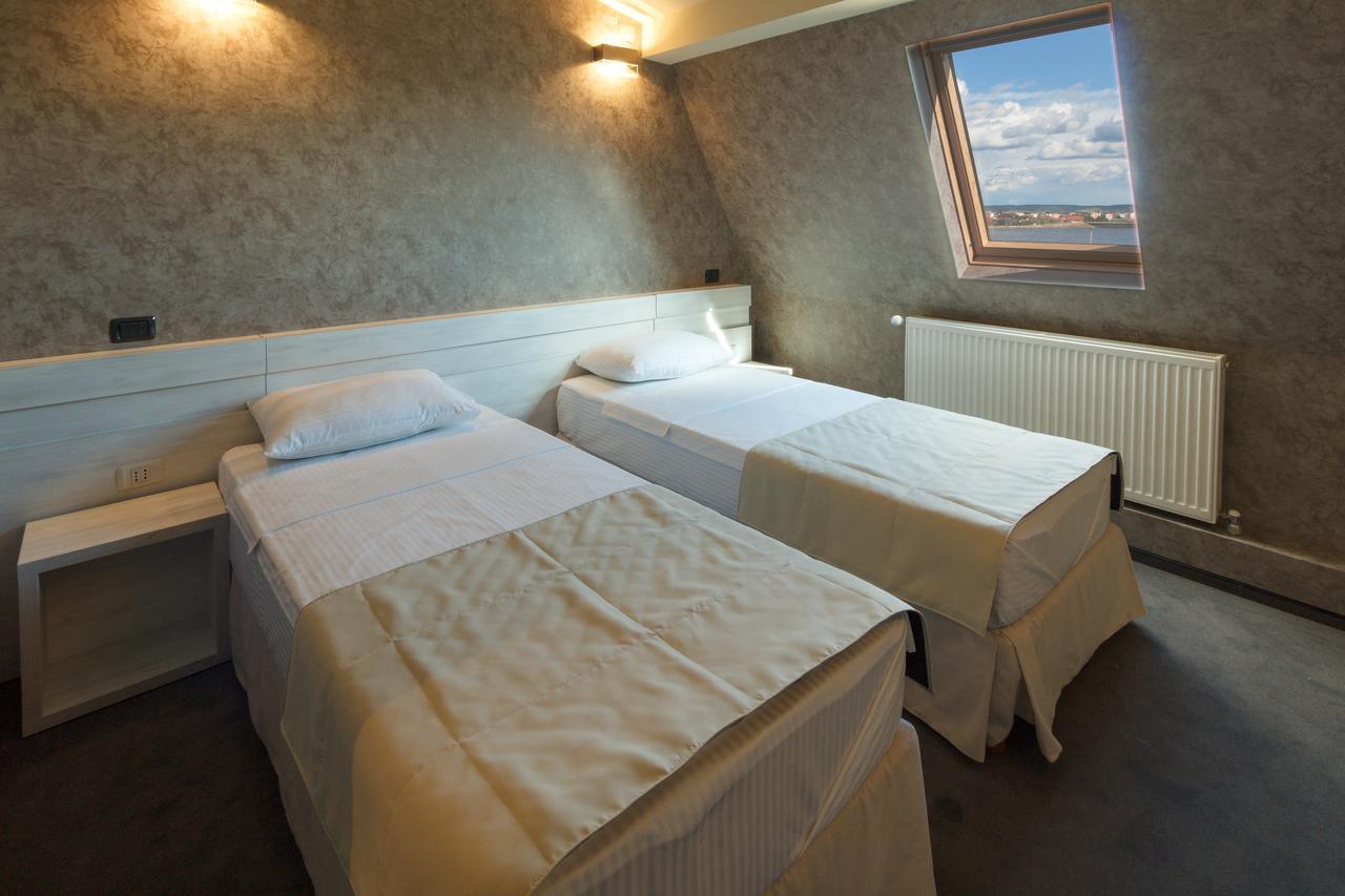 Ymy Hotels Targu Jiu Ruang foto